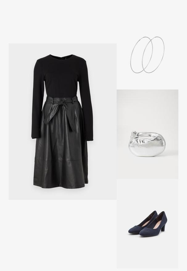 Crna majica dugih rukava u kombinaciji s crnom suknjom od umjetne kože, koja ima kravatu u struku i glatku, sjajnu teksturu.; Tamno plavi zamški salonki s visokom petom, okruglim vrhom i teksturiranom površinom; imaju nisku, široku petu za stabilnost.; Srebrna metalik torbica s mekim, zaobljenim oblikom i čvorastim zatvaranjem na vrhu. Izrađena od glatke sintetičke kože.; Srebrne okrugle naušnice s minimalističkim dizajnom. Kružni oblik, glatka tekstura i tanak profil. Lagane s poliranim završetkom.