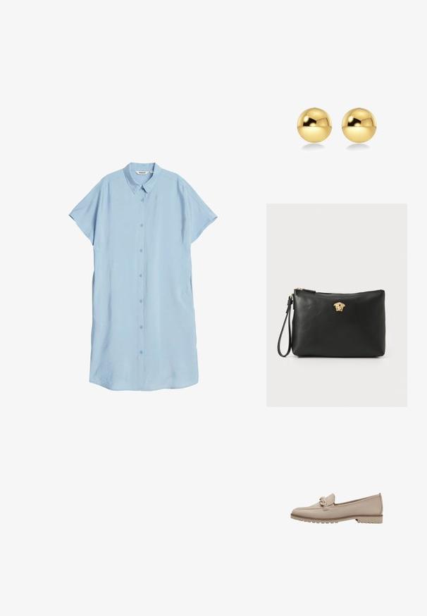 Helles blaues, kurzärmliges Hemdkleid aus glattem Stoff, mit einer geknöpften Vorderseite, klassischem Kragen und seitlichen Taschen.; Beige Lederloafer mit einer gesteppten Naht und einem dekorativen Knoten auf dem Vorderblatt. Verfügt über eine strukturierte Gummisohle für Grip und leichte Dämpfung.; Schwarze Leder-Clutch mit goldener Medusa-Emblematik, Reißverschlussverschluss und abnehmbarem Trageriemen, mit glatter Textur und rechteckiger Form.; Goldfarbene, kugelförmige Ohrringe mit einer glänzenden, reflektierenden Oberfläche. Das Design ist schlicht und glatt, was einen modernen, minimalistischen Look erzeugt.