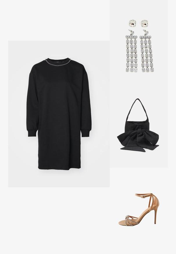 Abito felpa nero con maniche lunghe, scollatura tondeggiante decorata con perline, realizzato in un morbido tessuto testurizzato.; Scarpa con tacco a stiletto in pelle color nude, con una parte anteriore annodata arricchita da strass e una sottile cinghia alla caviglia con fibbia quadrata.; Borsa a mano in tessuto nero con un accento a fiocco annodato, forma arrotondata, superficie testurizzata con piccoli motivi e una singola maniglia sottile.; Orecchini a goccia in cristallo con hardware in tono argento, caratterizzati da un bottone quadrato e da file che scendono di cristalli rettangolari e ottagonali.