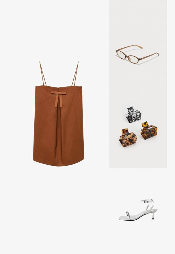 Brun ärmlös klänning med tunna band, framfåll och dekorativ rosett i midjan, knälång med sidodragkedja.; Silverfärgade sandaler med fyrkantig tå, tunn ankelrem och liten klack. Slät metallisk yta och minimalistisk design.; Bruna sköldpaddsformade glasögon med ovala linser, tunna skalmar och transparanta detaljer. Innehåller en diskret logotyp på bågen. Snygg, lätt design.; Tre hårklämmor: en svart-vit marmorerad, två sköldpaddsmönstrade i bruna och svarta nyanser, alla gjorda av glänsande plast med en texturerad yta.