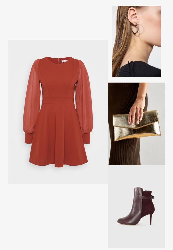 Červené šaty s krátkymi nadýchanými priesvitnými rukávmi, priliehajúcim živôtom, rozšírenou sukňou a zipsom na zadnej strane. Vyrobené z texturovanej tkaniny s hladkým povrchom.; Burgundské členkové topánky s elegantným koženým povrchom a jemnou semišovou nášivkou, s vysokým stiletto podpätkom a mašľovou aplikáciou na zadnej strane.; Zlatá metalická kabelka cez plece s hladkým povrchom, ktorá má trojuholníkové uzavretie. Ruka ju drží a má starostlivo upravené nechty.; Strieborná kruhová náušnica s lesklým povrchom, obsahujúca malé zlaté akcenty a okrúhly tvar, nosená na lalôčiku ucha.