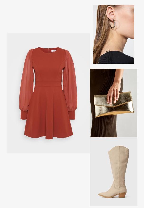 Rød kjole med korte, puffede, gjennomsiktige ermer, tettsittende liv, utsvingt skjørt og glidelås bak. Laget av strukturert stoff med en glatt finish.; Beige semsket kneehøye støvler med spiss tå, stablet hæl og synlige sømdetaljer. Glatt tekstur med enkel design.; Gull metallisk clutch-veske med en glatt tekstur, som har en trekantet klaffelukking. Hånden som holder den har pent manikyrte negler.; Sølv ringøredob med en polert finish, med små gull detaljer og en rund form, båret på øreflippen.