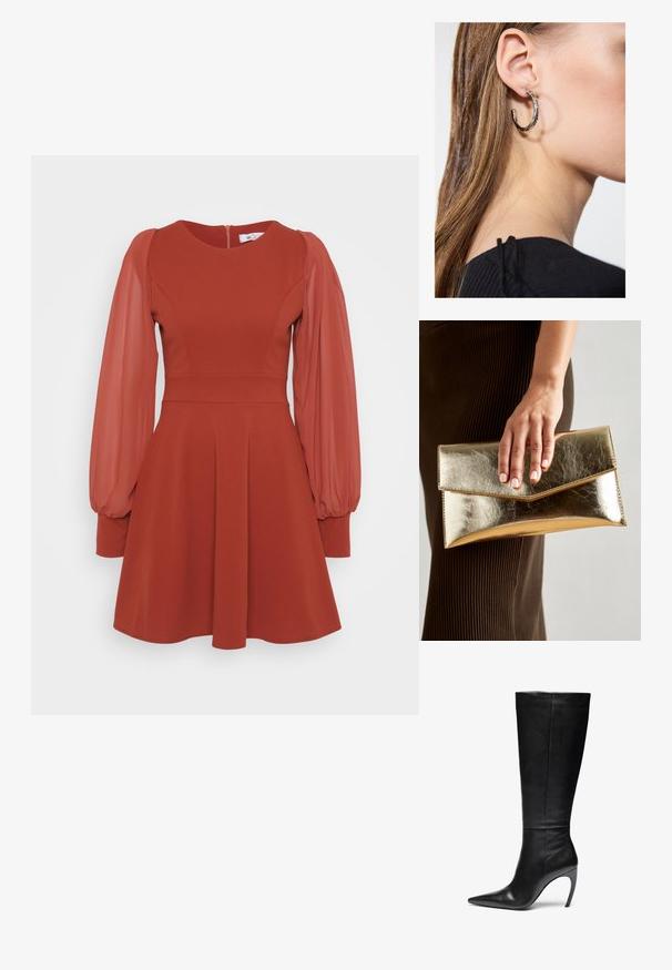 Rød kjole med korte, puffede gennemsigtige ærmer, tætsiddende liv, udvidet nederdel og lynlås i ryggen. Fremstillet af tekstureret stof med en glat finish.; Sorte læder knæhøje støvler med spids tå og høj stilettohæl; slank, glat tekstur med subtile sømme og ingen synlig hardware.; Guldmetalisk clutch-taske med en glat tekstur, der har en trekantet klaplukning. Den hånd, der holder den, har pænt manicurede negle.; Sølv hoop ørestik med en poleret overflade, prydet med små guld accenter og en rund form, båret på øreflippen.