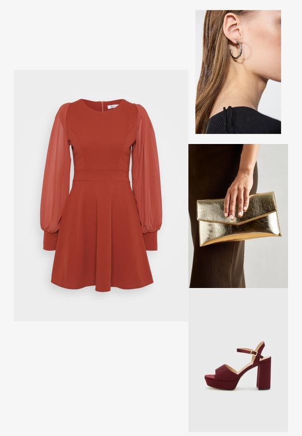 Vestido rojo con mangas cortas abullonadas y transparentes, corsé ajustado, falda acampanada y una cremallera en la parte posterior. Hecho de un tejido texturizado con un acabado suave.; Sandalias de plataforma burdeos con puntera abierta, tacón bloque grueso, correa de tobillo y acabado satinado. Presenta un diseño de frente entrecruzado.; Bolso de mano metálico dorado con una textura suave, que presenta un cierre de solapa triangular. La mano que lo sostiene tiene las uñas bien cuidadas.; Pendiente de aro de plata con un acabado pulido, que presenta pequeños detalles en dorado y una forma redonda, llevado en el lóbulo.