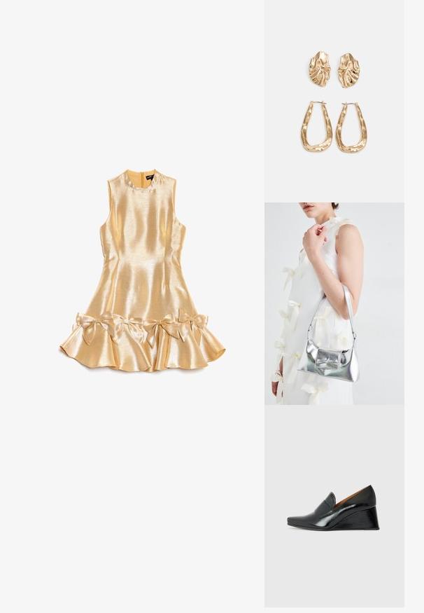 Gouden satijnen mouwloze jurk met een ronde halslijn, ritssluiting aan de achterkant, gerafelde zoom en drie grote strikken in de taille.; Chie Mihara VECINO - Sleehakken - black; Zilveren metallic handtas met een gestructureerde vorm, voorzien van een bovenhandvat en een strikdetail aan de voorkant. Gladde textuur, reflecterende afwerking.; Gouden oorbellen met een getextureerd, golvend ontwerp. Bevat sculpturale clip-on studs en een open ringontwerp met een gehamerd oppervlak.