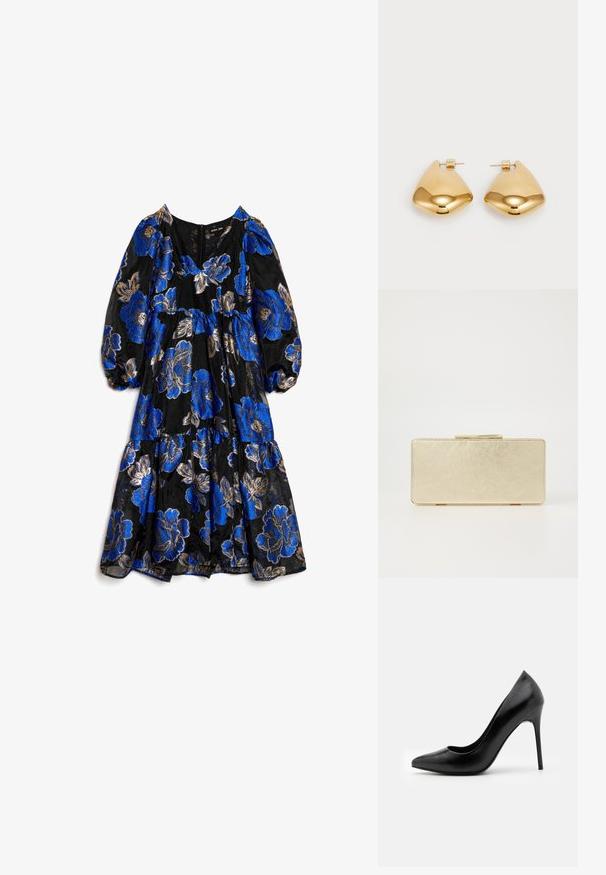 Czarna sukienka w kwiaty z dużymi niebieskimi i złotymi kwiatami, bufkami, dekoltem w kształcie litery V oraz falbanami u dołu sukienki.; Czarne skórzane szpilki z wydłużonym noskiem i gładką teksturą. Posiadają smukły obcas typu stiletto oraz niski kształt przodu.; Złota torebka kopertówka o gładkim metalicznym wykończeniu, prostokątnym kształcie i prostym zapięciu na zamek. Brak widocznych wzorów lub dekoracji.; Złote metalowe kolczyki w gładkim, zaokrąglonym trójkątnym kształcie i projekcie z zapięciem na sztyft; odbijająca powierzchnia z minimalnymi detalami.