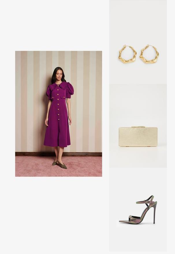 Una donna è in piedi contro un muro striato beige, indossando un vestito viola con maniche a sbuffo, colletto arricciato, bottoni dorati e ballerine con stampa leopardata.; Sandal con tacco alto con una stampa di serpente multicolore e tessurizzata. Presenta cinturini alla caviglia regolabili e una punta appuntita.; Borsa a mano dorata con una finitura metallica liscia, forma rettangolare e chiusura a scatto semplice. Nessun motivo o decorazione visibile.; Orecchini a cerchio in oro con un design ondulato e testurizzato. Presentano una chiusura a filo sottile e una superficie lucida e riflettente.