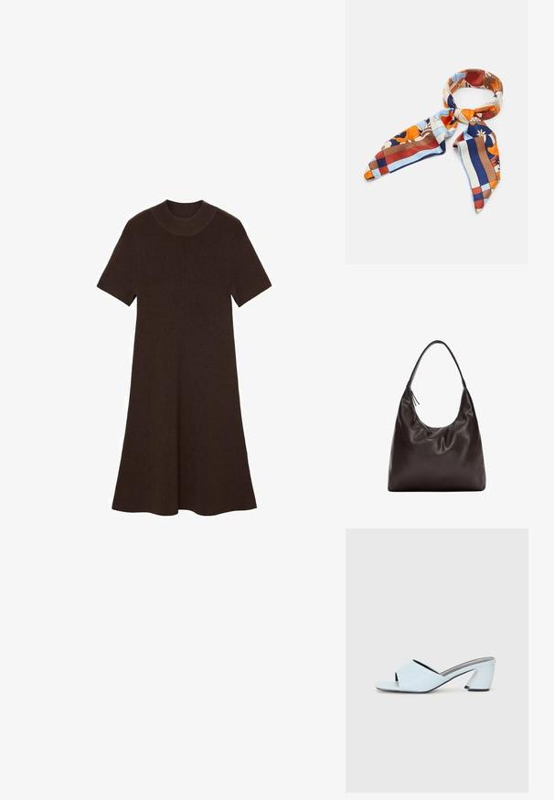 Abito lavorato a maglia marrone con maniche corte, scollatura rotonda e silhouette svasata. Tessuto testurizzato con motivo a coste in tutto l'abito.; Mule aperte di colore blu chiaro con punta aperta e design geometrico, dotate di una fascia larga che attraversa il piede e di un tacco spesso e angolare.; Foulard di seta caratterizzato da un vivace motivo floreale e geometrico nelle tonalità di arancio, blu, marrone e crema. Estremità triangolari con una texture liscia.; Borsa a spalla in pelle marrone con un design morbido e slouchy. La borsa presenta una tracolla ampia e una forma minimalistica, completata da una texture sottile.