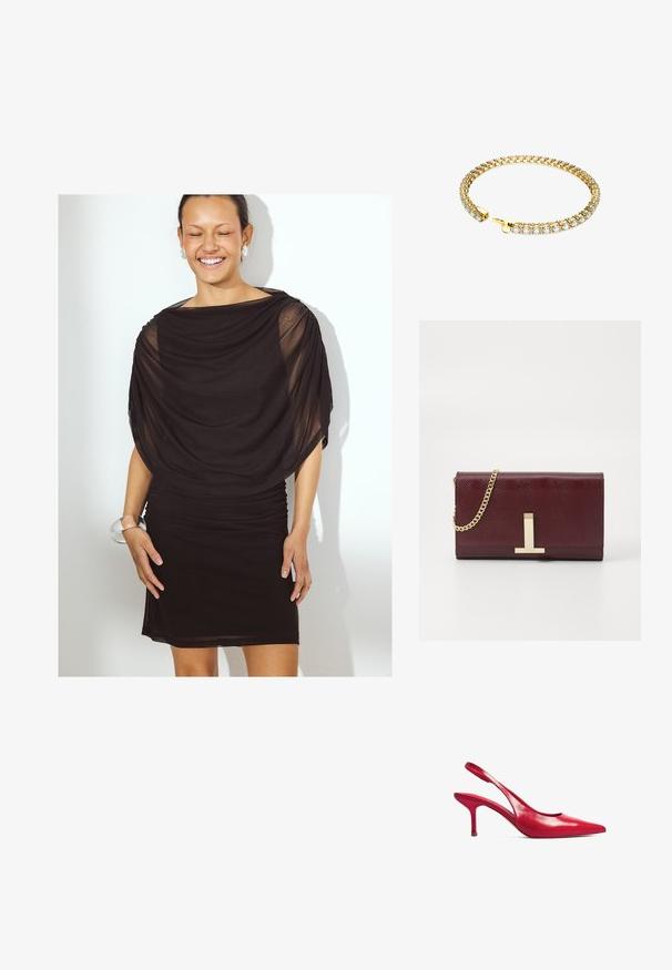 Vestido negro con tela drapeada y sheer, y detalle fruncido. Largo corto, silueta ajustada. La modelo lleva una pulsera de manilla transparente.; Zapato de tacón slingback rojo de cuero con punta afilada y tacón delgado. Textura suave con corte curvado en los laterales.; Clutch de imitación cuero texturizado burdeos con correa de cadena dorada y un cierre de metal. Forma rectangular, acabado suave, detalle mínimo.; Pulsera de tono dorado con un diseño flexible que presenta múltiples piedras de zirconia cúbica transparente dispuestas en un patrón enlazado, finalizada con un cierre de gancho.