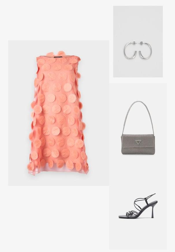 Ružové bezrukávové šaty so štruktúrovaným povrchom z vlnitých látkových kruhov, vytvárajúcim trojrozmerný efekt. Hladký povrch s živou farbou.; Čierne sandále na vysokom podpätku majú tenké remienky s uzlovým dizajnom, hladký štvorcový špičku a elegantný stiletto podpätok.; Svetlošedá metalická kabelka s reťazovým popruhom, ozdobená malými kruhovými kovovými štítkami a trojuholníkovým logom značky.; Strieborné kruhové náušnice s hladkým a lesklým povrchom. Okrúhly tvar, ľahký dizajn, s uzáverom na kolík.