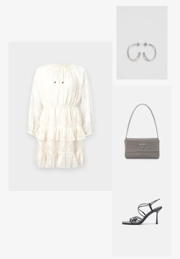 Bela obleka z dolgimi rokavi, okroglo izreza, z vezanjem in večplastnim volanastim spodnjim delom. Cvetlični vzorec vtisnjen na teksturirani tkanini.; Črne visoke sandale na peto imajo tanke naramnice z vozlom, gladek kvadratni toe in eleganten stiletto peto.; Svetlo siva kovinska torbica z verižnim ročajem, okrašena z majhnimi okroglimi kovinskimi bleščicami in trikotnim logotipom blagovne znamke.; Srebrne obročaste uhane z gladko, sijočo površino. Zaobljena oblika, lahka zasnova, z zapiranjem na zatič.