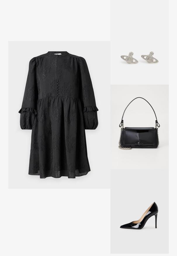 Hofmann Copenhagen ERLA - Kasdienė suknelė - black; Juodas lakinės odos aukštakulnis batelis su smailiu priekiu ir elegantiška siluetu. Pasižymi lygiu, blizgiu paviršiumi ir siauru stiletto kulnu.; Juodas lakinės odos rankinės ilgis stačiakampis, su grandinėlės dirželiu ir išskirtiniu metaliniu akcentu centre. Lygus paviršius.; Sidabrinės auskarai, suformuoti kaip Saturnas, turintys tekstūruotą planetą su žiedu, puošti mažais skaidriais kristalais ir lankelio formos smeigtuku.