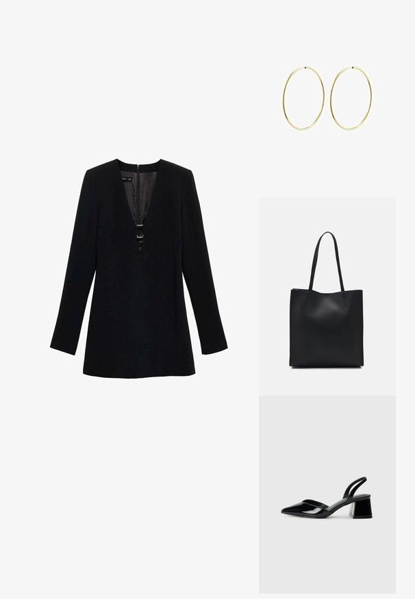 Črna obleka z dolgimi rokavi in globokim V-izrezom, osrednjim okrasnim zaponko ter skritim zadrgo na hrbtni strani; narejena iz gladkega materiala.; Črne lakirane slingback pete s koničastim nosom in geometrijsko blokasto peto. Imajo eleganten, minimalističen dizajn in gladko teksturo.; Črna usnjena torba s svilnato teksturo, pravokotne oblike in dvema dolgima ročajema. Brez vidnih metalnih delov ali okrasnih elementov.; Zlate obroče za ušesa z gladkim, zaobljenim dizajnom. Tanki in lahki, z neprekinjenim krogom brez okrasnih elementov.