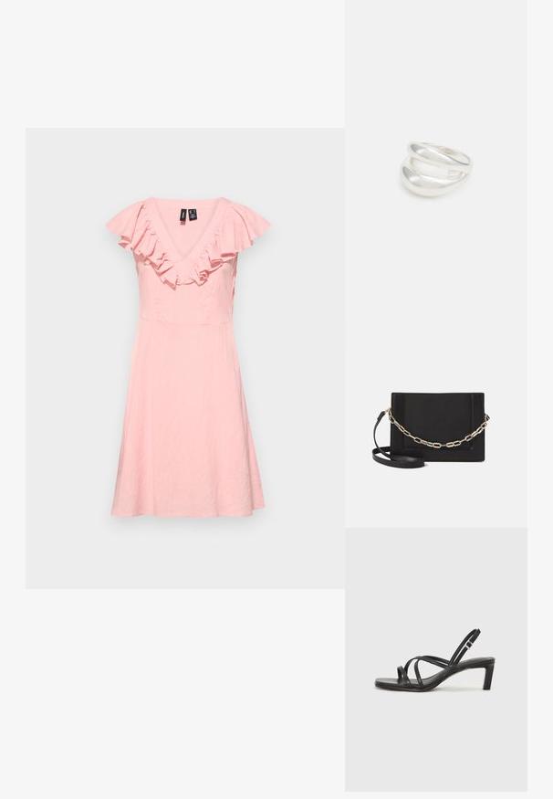 Roza, obleka do kolen z V-izrezom in rahlimi rokavi. Narejena iz lahkotnega materiala, z oprijetim zgornjim delom in razširjenim krilom.; Črne natikače s trakovi in kvadratnim prstom ter nizkim blokastim peto. Imajo več tankih trakov in nastavljiv trak okoli gležnja. Narejene so iz gladkega usnja.; Črna usnjena torba čez ramo z gladko teksturo, pravokotno obliko in kovinskim verižnim detajlom spredaj. Vključena je nastavljiva naramnica.; Srebrn dvojni prstan z gladko, polirano površino. Ima tekoč, ukrivljen dizajn z prekrivajočimi se sekcijami za sodoben videz.