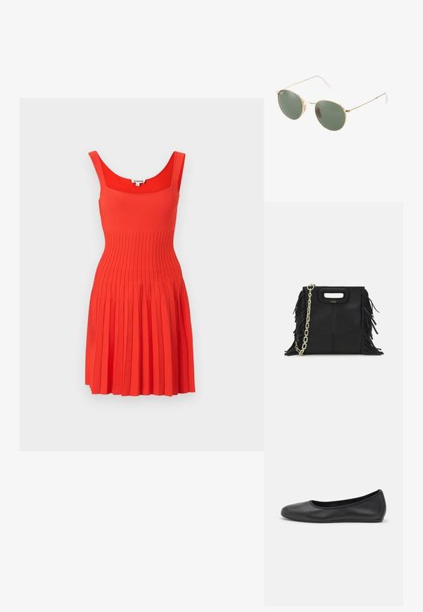 Piros bordázott kötött ruha négyzet alakú nyakkivágással és ujjatlan kialakítással. A szoknya plisszézett, amely szellős vonalat képez.; Fekete bőr balettcipő lekerekített orral, sima tekstúrával, minimális varrással és rugalmas talp kialakítással.; Arany fém keretes napszemüveg zöld lencsékkel, kerek formával, vékony szárakkal és fehér műanyag díszítéssel a szárak végén.; Fekete bőr kézitáska, frufrus részletekkel, arany láncos vállpánttal és kivágott fogantyúval. Az elülső részen logó található.