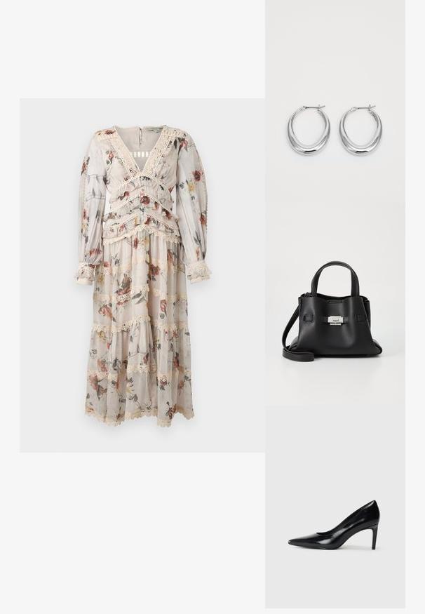 Dlouhá šatová šaty s květinovým vzorem ze průsvitné tkaniny. Obsahuje výstřih do V, stupňovité vrstvy, krajkové akcenty a dlouhé rukávy s řasenými manžetami.; Černé kožené boty na vysokém podpatku s špičatou špičkou, hladkým povrchem a zúženým podpatkem. Minimalistický design, bez dalších ozdob.; Černá kožená kabelka s texturovaným povrchem, vybavená dvěma horními uchy, odnímatelným ramenním popruhem a stříbrným detailem s uzávěrem.; Pár leštěných stříbrných půlměsíčních náušnic s kloubovými sponami na bílém pozadí.