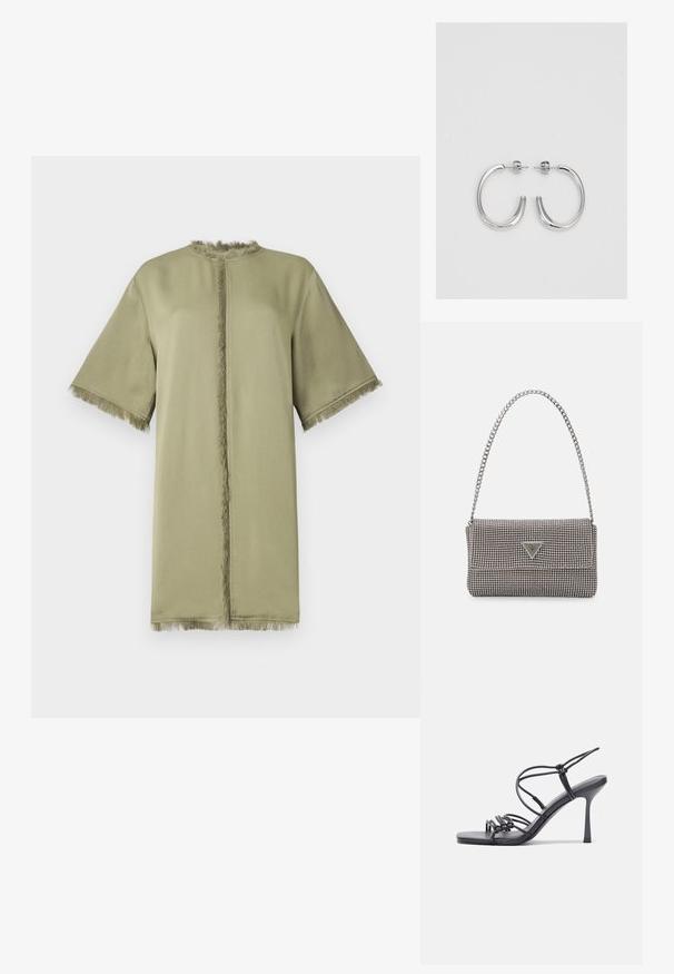 Robe t-shirt surdimensionnée vert olive, avec un col rond, des manches courtes et des franges le long du col et de l'ourlet.; Des sandales noires à talons hauts avec des fines lanières au design noué, un bout carré lisse et un talon aiguille élégant.; Sac à main en métal gris clair avec une bandoulière en chaîne, orné de petits clous métalliques ronds et d'un logo de marque triangulaire.; Boucles d'oreilles en argent avec une finition lisse et brillante. Forme arrondie, conception légère, avec un fermoir à tige.