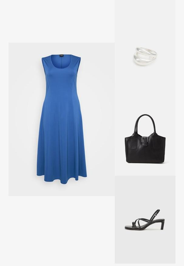 Niebieska sukienka bez rękawów, wykonana z miękkiego materiału, z okrągłym dekoltem i płynącą sylwetką w kształcie litery A. Minimalistyczny design, brak widocznych wzorów lub akcentów.; Czarne sandały na obcasie z prostokątnym noskiem i niskim słupkowym obcasem. Posiadają wiele cienkich pasków i regulowany pasek na kostkę. Wykonane z gładkiej skóry.; Czarna skórzana torba tote o gładkiej fakturze, usztywnionym kształcie, dwóch uchwytach oraz wyraźnym srebrnym zapięciu na przodzie.; Srebrna obrączka podwójna z gładką, polerowaną powierzchnią. Posiada płynny, zakrzywiony kształt z nakładającymi się sekcjami, co nadaje nowoczesny wygląd.