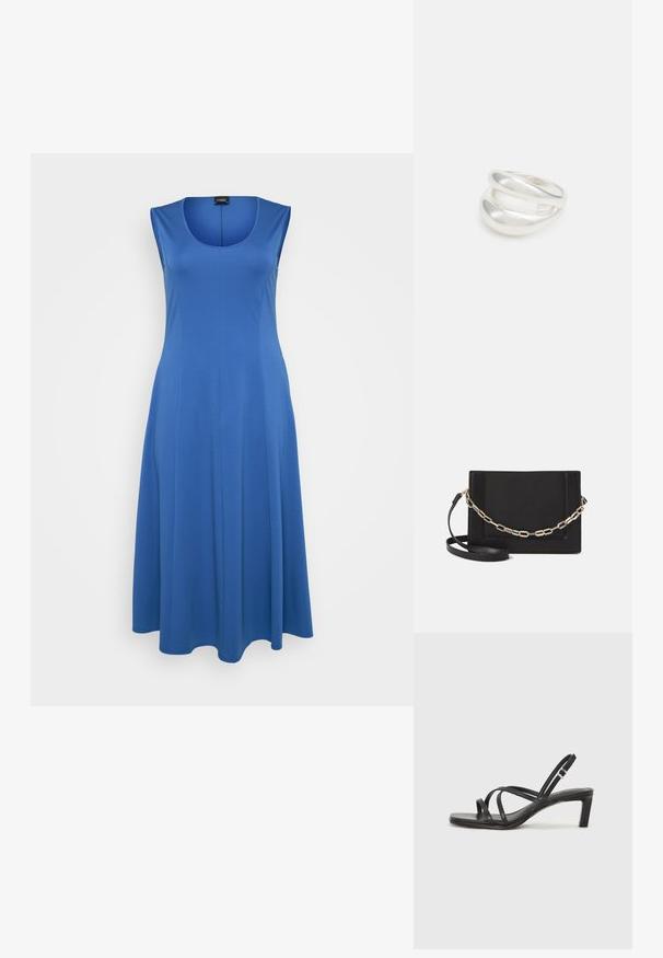 Plava bezrukavna haljina od mekanog materijala, s okruglim izrezom i lepršavim A-linijskim siluetom. Minimalistički dizajn, bez vidljivih uzoraka ili akcenta.; Crne sandale s trakama, kvadratnim prstom i niskom blok petom. Ima više tankih trakica i podesivu trakicu oko gležnja. Izrađene su od glatke kože.; Crna kožna torba preko tijela s glatkom teksturom, pravokutnim oblikom i metalnim lancem na prednjoj strani. Uključena je podesiva naramenica.; Srebrna dvostruka prsten s glatkom, poliranom površinom. Karakterizira ga fluidan, zakrivljen dizajn s preklapajućim sekcijama za moderan izgled.