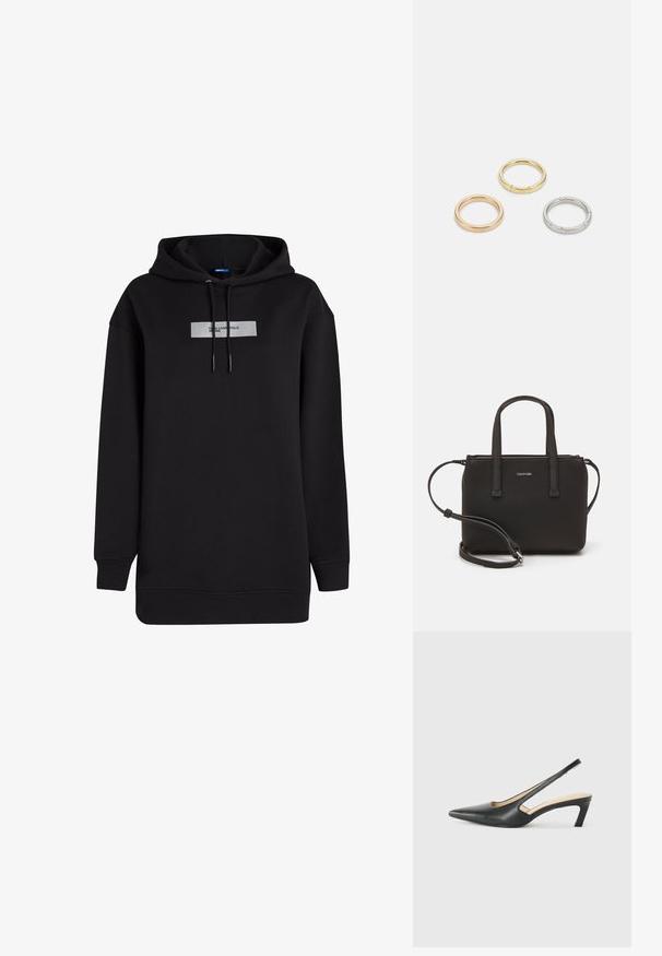 Črna kapuca iz bombažne mešanice, z pravokotno belo logotipno nalepko na prsih in nastavitvami z vrvico na kapuci.; Črne čevlje s koničastimi nosovi in slingback obliko z nizko peto, izdelane iz gladke usnjene materiale ter s črtasto zasnovo na strani za prezračevanje.; Črna torbica z dvema kratkima ročajema in odstranljivim naramnim trakom. Gladek usnju podoben material z zadrgo in podrobnostmi z logotipom.; Trije kovinski prstani: eden rožnato zlati, eden zlat z teksturiranimi detajli in eden srebrn, vsi z vgraviranim logotipom na notranji strani.