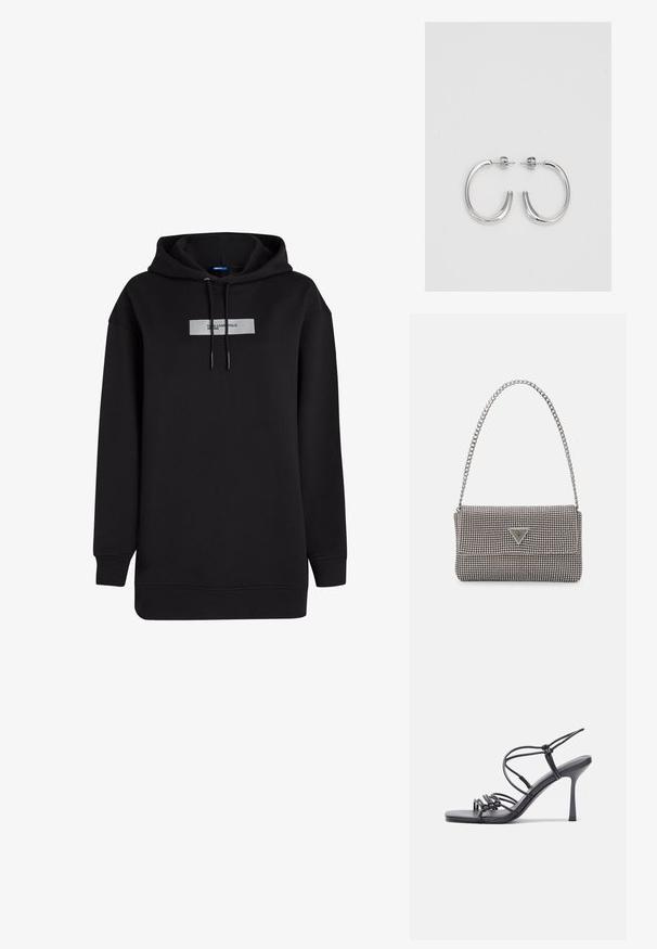 Čierna mikina s kapucňou vyrobená z bavlneného zmesi, s obdĺžnikovou bielou nášivkou na hrudi a so šnúrkami na úpravu kapucne.; Čierne sandále na vysokom podpätku majú tenké remienky s uzlovým dizajnom, hladký štvorcový špičku a elegantný stiletto podpätok.; Svetlošedá metalická kabelka s reťazovým popruhom, ozdobená malými kruhovými kovovými štítkami a trojuholníkovým logom značky.; Strieborné kruhové náušnice s hladkým a lesklým povrchom. Okrúhly tvar, ľahký dizajn, s uzáverom na kolík.