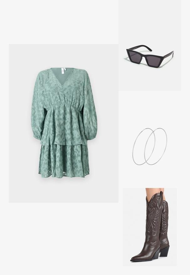 Zelena, slojevita haljina s V-izrezom, dugim napuhanim rukavima i cvjetnim uzorkom. Ima struk koji se stegne i lepršavu, višeslojnu suknju.; Smeđe kožne kauboj čizme s šiljastim vrhom i blok-potpeticom, s detaljno izvezenim šavovima i uzdignutim naglascima na okovu.; Crne, uglaste sunčane naočale sa sivoj lećama; izrađene od plastike, imaju debele nogice s glatkom površinom i bez vidljivih metalnih dijelova.; Srebrne okrugle naušnice s minimalističkim dizajnom. Kružni oblik, glatka tekstura i tanak profil. Lagane s poliranim završetkom.