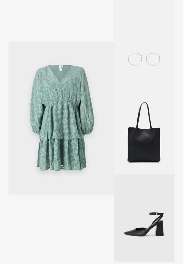Zelena, slojevita obleka z V-izrezom, dolgimi napufanimi rokavi in cvetnim vzorcem. Ima poudarjen pas in lahkotno, večplastno krilo.; Črne usnjene klasične čevlje z ostrim nosom, z zaponko za gleženj in debelim peto. Ravna tekstura, eleganten dizajn in minimalistična estetika.; Črna usnjena torba s svilnato teksturo, pravokotne oblike in dvema dolgima ročajema. Brez vidnih metalnih delov ali okrasnih elementov.; Srebrne kroglice z elegantnim, okroglim oblikovanjem, z gladko površino in brez vidnih okrasnih elementov. Premer ni določen.