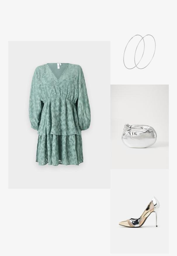 Zelena, slojevita obleka z V-izrezom, dolgimi napufanimi rokavi in cvetnim vzorcem. Ima poudarjen pas in lahkotno, večplastno krilo.; Čevlji z visoko peto in konico, v barvni kombinaciji srebrne, zlate in nude. Sijajna obdelava z izrezljanim dizajnom, z igličasto peto.; Srebrna kovinska torbica z mehko, zaobljeno obliko in zavezano zgornjo zaporo. Narejena iz gladkega umetnega usnja.; Srebrne uhane v obliki obroča z minimalističnim dizajnom. Krožna oblika, gladka tekstura in tanek profil. Lahki s poliranim zaključkom.