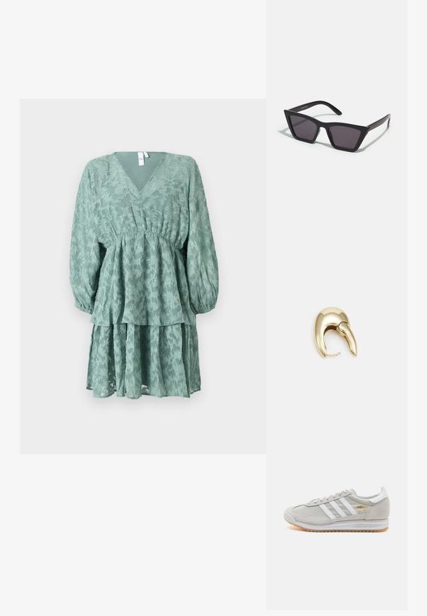 Zielona, warstwowa sukienka z dekoltem w serek, długimi puff sleeves i kwiatowym wzorem. Posiada dopasowaną talię oraz zwiewny, warstwowy dół.; Jasnoszare sneakersy wykonane z zamszu i siateczki, z trzema białymi paskami, okrągłym noskiem i gumową podeszwą. Złoty akcent logo w pobliżu sznurowadeł.; Czarne, kanciaste okulary przeciwsłoneczne z szarymi soczewkami; wykonane z plastiku, z grubymi zausznikami o gładkiej powierzchni i bez widocznych elementów metalowych.; Złote metalowe kolczyki o eleganckim, zakrzywionym kształcie. Posiadają charakterystyczny szpiczasty kształt, polerowaną powierzchnię oraz zapięcie na zawias.