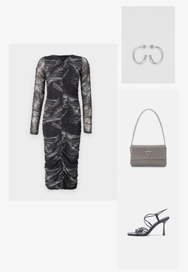 Čierna šaty s dlhými rukávmi, riaseným dizajnom a textúrovaným vzorom pripomínajúcim šupiny, s hlbokým výstrihom do V a úzkou siluetou.; Čierne sandále na vysokom podpätku majú tenké remienky s uzlovým dizajnom, hladký štvorcový špičku a elegantný stiletto podpätok.; Svetlošedá metalická kabelka s reťazovým popruhom, ozdobená malými kruhovými kovovými štítkami a trojuholníkovým logom značky.; Strieborné kruhové náušnice s hladkým a lesklým povrchom. Okrúhly tvar, ľahký dizajn, s uzáverom na kolík.