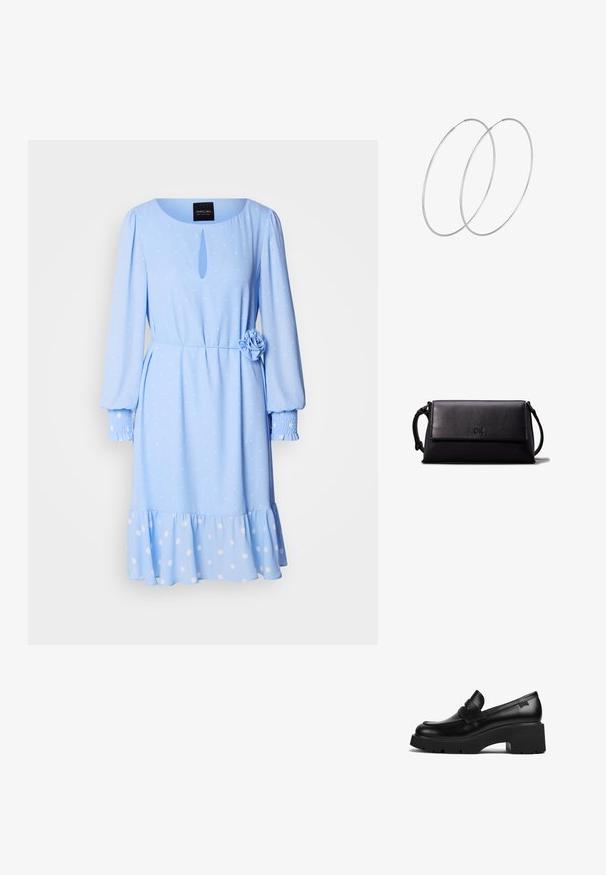 Gaiši zila kleita ar apaļu izgriezumu, garām piedurknēm, polka punktu rakstu, atslēgas caurumiņu priekšā un ziedu akcentu jostā.; Melnas ādas chunky papēža loafers ar biezu zoli un siksniņas detaļu pāri augšai, attēlots no sāna uz baltas fona.; Melna ādas maku ar taisnstūra formu, gludu tekstūru, platu aizdari un nelielu rokturi sānos. Satur diskretu logo.; Sudraba gredzenveida auskari ar minimālistisku dizainu. Cirkulāra forma, gluda tekstūra un plāns profils. Vieglu svaru ar spīdīgu apdari.