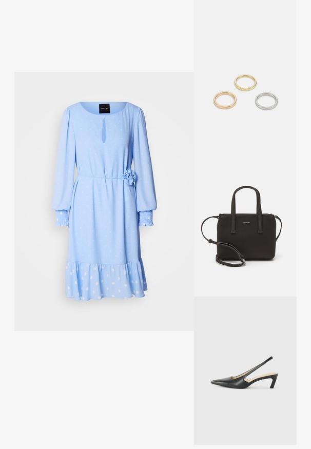 Svetlo modré šaty s okrúhlym výstrihom, dlhými rukávmi, vzorom bodiek, detailom v tvare kľúčovej diery vpredu a kvetinovým akcentom v páse.; Čierne slingback topánky s ostrou špičkou a nízkym opätkom, vyrobené z hladkej kože a s výrezmi na boku pre lepšiu priedušnosť.; Čierna kabelka s dvojitými krátkymi rúčkami a odnímateľným ramenným popruhom. Hladký materiál podobný koži s uzatváraním na zips a detailom loga.; Triumf kovových prsteňov: jeden v ružovom zlate, jeden zlatý s textúrovanými akcentmi a jeden strieborný, všetky s gravírovaným logom na vnútornej strane.