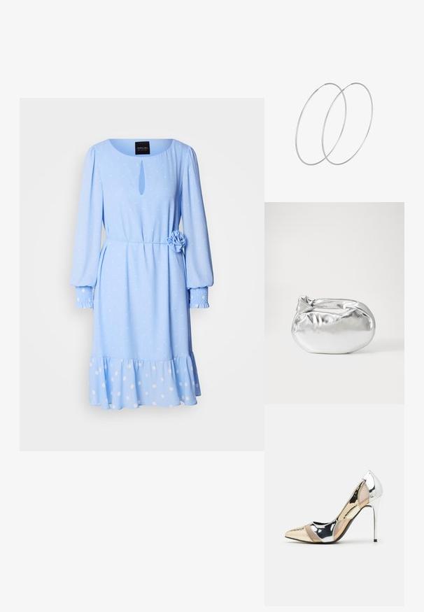 Lichtblauwe jurk met een ronde halslijn, lange mouwen, een stippenpatroon, een sleutelgatdetail aan de voorkant en een bloemenaccent op de taille.; Puntige hoge hak schoenen met een zilver, goud en nude kleurenschema. Glanzende afwerking met uitsnijdingen en een stiletto hak.; Zilveren metalen pouch bag met een zachte, afgeronde vorm en een geknoopte sluiting aan de bovenkant. Gemaakt van soepel faux leren materiaal.; Zilveren hoepel oorbellen met een minimalistisch ontwerp. Cirkelvormig, gladde textuur en dun profiel. Lichtgewicht met een gepolijste afwerking.
