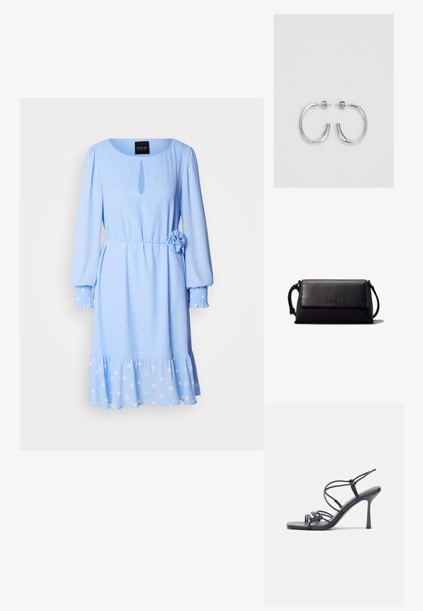 Helles blaues Kleid mit rundem Ausschnitt, langen Ärmeln, Polka-Dot-Muster, einem Schlüssellochdetail an der Vorderseite und einer Blumenakzent an der Taille.; Schwarze, hochhackige Sandalen mit dünnen Riemen und einem geknoteten Design, einer glatten, rechteckigen Zehenpartie und einem eleganten Stiletto-Absatz.; Schwarze Leder-Clutch mit rechteckiger Form, glatter Textur, flacher Klappe und einem kleinen Griff seitlich. Enthält ein dezentes Logo.; Silberne Creolen mit einer glatten, glänzenden Oberfläche. Abgerundete Form, leichtes Design, mit einer Steckverschluss.