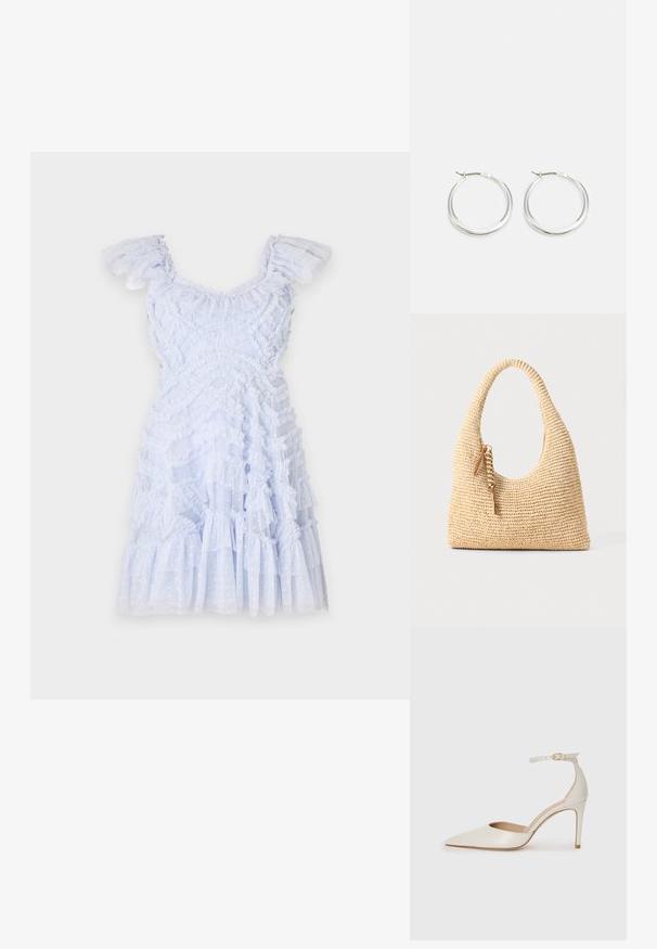 Svetlo modra obleka z nabranimi naramnicami, teksturirano tkanino, plastično zasnovo in akcenti v pikicah. Razširjen rob z naborki po celotni dolžini.; Bela usnjena čevlja na visoki peti z ozkim prstom, trakom okoli gležnja in tanko stiletto peto. Gladka tekstura z rahlim sijočim finišem.; Tkanirana bež torba z ukrivljenim ročajem, teksturirano površino in rjavim detajlom s pomponom. Ima ohlapen, hobo obliko.; Srebrni obroči za ušesa imajo gladko, zaobljeno obliko z tankim profilom in varnim zapiranjem. Minimalističen stil z sijočo površino.