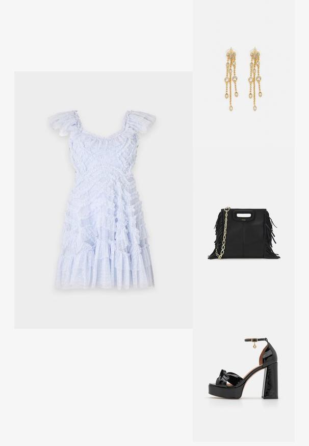 Rochie bleu deschis cu bretele volănașe, țesătură texturată, design stratificat și accente cu buline. Falduri evazate cu volane pe toată lungimea.; Maje Sandale cu toc - noir; Geantă de mână din piele neagră cu detalii din franjuri, curea de umăr din lanț auriu și un mâner cu tăietură. Prezintă plasarea logo-ului pe față.; Cercei aurii cu multiple lanțuri suspendate, având accente din rhinestone ovale clare și capete decorative cu tighel.