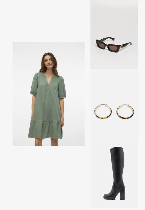 Zöld, laza szabású ruha V-nyakkal és rövid puffos ujjakkal. Réteges, fodros szegéllyel és texturált anyaggal rendelkezik.; Fekete, térdig érő csizma, sima bőrből készült, vastag sarkú, kerek orrú, tapadóval ellátott, textúrált talppal, letisztult dizájn, díszítések nélkül.; Fekete teknőctoll mintás napszemüveg téglalap alakú lencsékkel, barna színű árnyékolással, vastag kerettel és arany kettős G logó díszítéssel a szárakon.; Arany tónusú karika fülbevalók teknősbékalábas mintázatú gyantaszegéllyel, sima felülettel és elegáns, kör alakú formával.