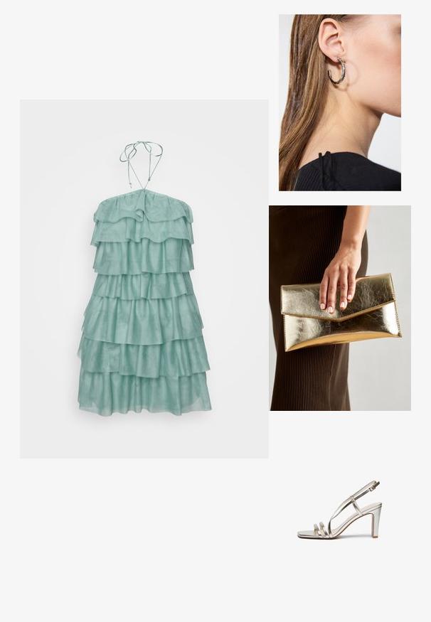 Vestido em camadas, sem mangas, na cor verde menta clara, com várias camadas de babados, decote halter com laços ajustáveis e uma textura suave.; Sandal de salto alto prateado metálico com biqueira aberta, apresentando três tiras finas sobre o pé e uma tira no tornozelo com fivela.; Bolsa de mão metálica dourada com uma textura suave, apresentando um fecho em aba triangular. A mão que a segura tem unhas bem cuidadas.; Brinco de argola prateada com acabamento polido, apresentando pequenos detalhes em dourado e uma forma redonda, usado na orelha.