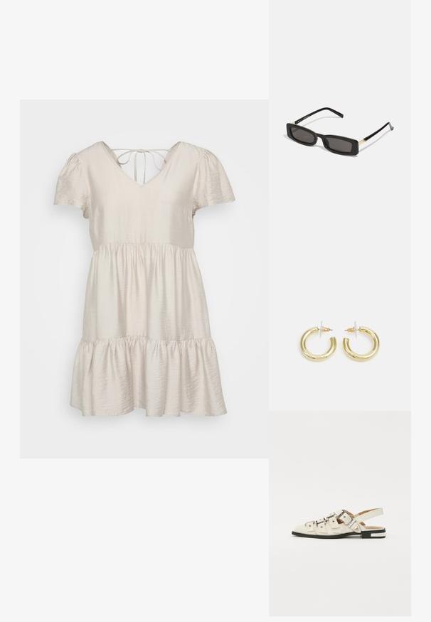 Bež obleka s kratkimi rokavi in V-vratom, ki ima oprijet top in razširjen, večplastni krilo, ki sega nad koleno. Zavezuje se na hrbtni strani vratu.; Sandal v slogu z odprtim peto v beli usnjeni obvali z več širokimi trakovi in srebrnimi zaponkami; ravni podplat z majhno črno peto in kovinskimi detajli.; Črne pravokotne sončne očala s temnimi lečami, sijajnim plastičnim okvirjem in zlatimi poudarki na ušesnih delu. Minimalistična zasnova in eleganten oblik.; Zlate uhane v obliki obročkov z gladko, sijočo površino. Krožna zasnova s majhnim nosilcem in prozornim podplatom za varno nošenje.