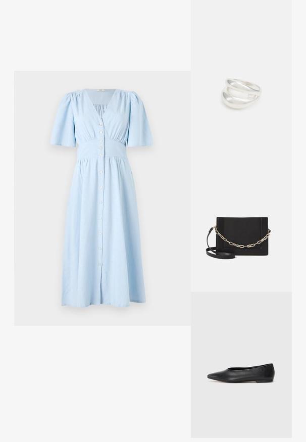 Ljusblå klänning i bomull, med V-halsringning, korta puffärmar och knappslå framtill, samt en sammangjuten midja och utsvängd kjol.; Svart läderballetflat, spetsig tå, minimalistisk design, slät textur, låg klack, ingen synlig hårdvara eller utsmyckningar.; Svart läder crossbody-väska med en slät yta, rektangulär form och metallickedjedetalj på framsidan. Justerbar rem ingår.; Silver ring med dubbel band och en slät, polerad yta. Har en flödande, böjd design med överlappande sektioner för en modern stil.