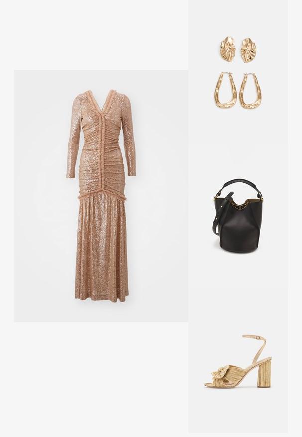 Długa, dopasowana sukienka z cekinowego materiału w delikatnym odcieniu różowego złota. Posiada długie rękawy, marszczenia oraz głęboki dekolt w kształcie litery V.; Złote sandały na obcasie z wiązanym przodem, plisowanym wykończeniem i paskiem na kostkę. Obcas blokowy ma żebrowany wzór, co zwiększa przyczepność.; Czarna skórzana torebka w kształcie wiadra o teksturowanym wykończeniu, z złotymi akcentami metalowymi i otwartą górą. Posiada krótką rączkę oraz regulowany pasek na ramię.; Złote kolczyki w odcieniu, prezentujące teksturowane, faliste kształty. Zawierają rzeźbiarskie klipsy i otwarty projekt kółek z młotkowanym wykończeniem.