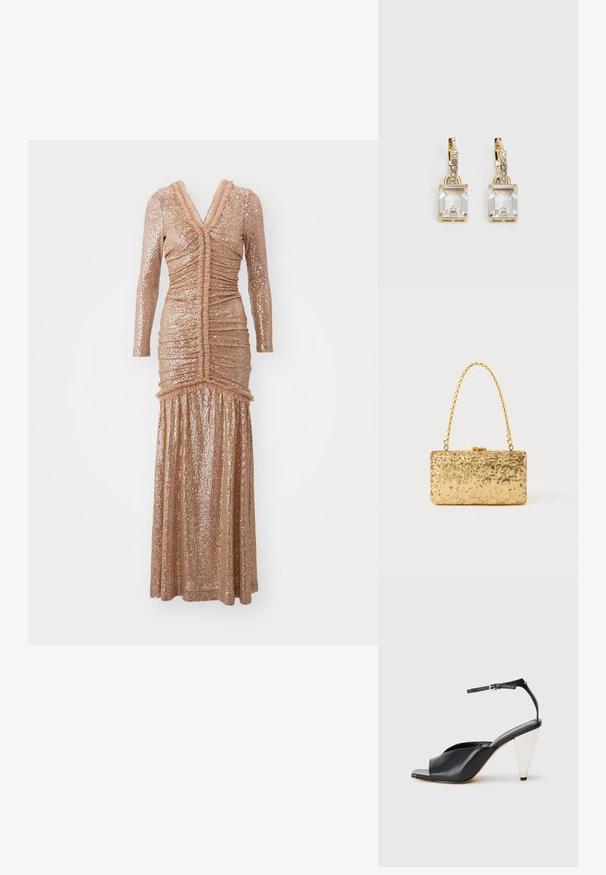 Robe longue et moulante fabriquée en tissu à sequins de rose doré doux. Elle présente des manches longues, des détails froncés et un décolleté en V profond.; Sandale à talon haut en cuir noir avec bout ouvert, design asymétrique, bride de cheville et talon en forme de cône métallique. Texture lisse sur toute la surface.; Pochette en sequins dorés de forme rectangulaire, dotée d'une poignée en chaîne torsadée et d'une fermeture à fermoir en métal, réfléchissant la lumière avec une finition texturée.; Boucles d'oreilles en or lumineux avec un cristal rectangulaire transparent pendent sous une rangée de petits accents ronds transparents. Design élégant et moderne.