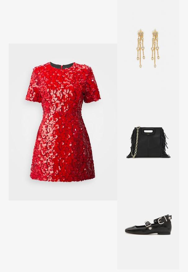 Czerwona sukienka z cekinami, z krótkimi rękawami, okrągłym dekoltem i dopasowaną sylwetką. Cekiny tworzą teksturowany kwiatowy wzór na całej powierzchni.; Czarne lakierowane baleriny z kwadratowym noskiem, z paskiem na kostkę z metalowymi elementami w kolorze srebrnym oraz płaską podeszwą. Gładka textura i minimalistyczny design.; Czarna skórzana torebka na ramię z frędzlami, złotym łańcuszkiem oraz wyciętym uchwytem. Posiada umieszczone na przodzie logo.; Złote kolczyki z wieloma kaskadowymi łańcuszkami, z przezroczystymi owalnymi akcentami z rhinestone'ów oraz ozdobnymi sztyftami.