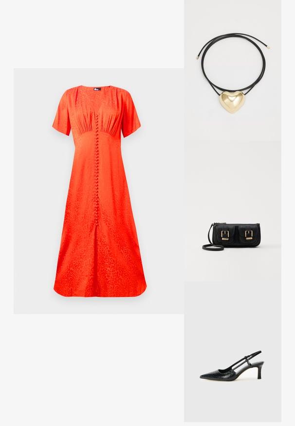 Fényes narancssárga ruha, rövid ujjakkal, kerek nyakkivágással, textúrált anyag virágmintával, elöl gombos záródással és bővülő sziluettel.; Fekete lakk slingback sarok, hegyes orral, texturált kígyómintával, állítható pánttal és rövid, texturált tömbsarkal.; Fekete bőr keresztbody táska két elülső zsebbel, arany csattokkal, cipzáras záródással és vékony pánttal. Textúrált felület és kompakt téglalap alak.; Fekete fonott zsinór nyaklánc, polírozott arany szív medállal, sima vonalakkal és fényes felülettel.