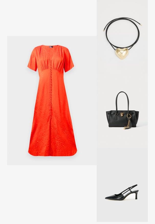Fényes narancssárga ruha, rövid ujjakkal, kerek nyakkivágással, textúrált anyag virágmintával, elöl gombos záródással és bővülő sziluettel.; Fekete lakk slingback sarok, hegyes orral, texturált kígyómintával, állítható pánttal és rövid, texturált tömbsarkal.; Fekete bőr kézitáska dupla fogantyúkkal, aranyzárral és lánc részletekkel, fekete-fehér bojt kiegészítővel, fehér háttéren.; Fekete fonott zsinór nyaklánc, polírozott arany szív medállal, sima vonalakkal és fényes felülettel.