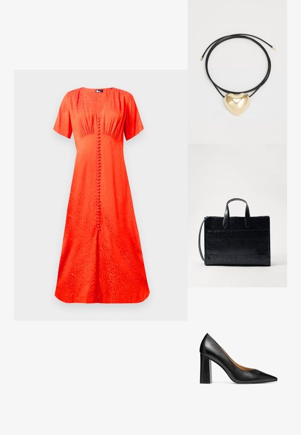 Jasne oranžové šaty, krátke rukávy, okrúhly výstrih, textúrovaná tkanina s kvetinovým vzorom, s predným zapínaním na gombíky a rozšírenou siluetou.; Kazar BLUEBELL - Obuv na vysokom opätku - black; Čierna kožená tote kabelka s dvoma vrchnými uchami, odnímateľným ramenným popruhom a embosovaným logom "MICHAEL KORS" na prednej strane. Hladká textura.; Čierny opletený náhrdelník s lešteným zlatým pendantom v tvare srdca s hladkými krivkami a lesklým povrchom.