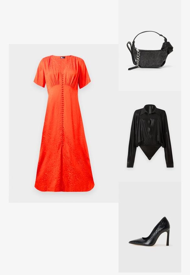 Živě oranžové šaty, krátké rukávy, kulatý výstřih, texturovaná látka s květinovým vzorem, s předním zapínáním na knoflíky a rozšířenou siluetou.; Černý body s dlouhými rukávy, výstřihem do V a přiléhavým střihem. Vyrobeno z lesklého, hladkého materiálu se strukturovaným límcem a manžetami.; Černý lodičkový bot s špičatou špičkou, pokrytý texturou krokodýlí kůže, s elegantním designem, vysokým stiletto podpatkem a hladkým černým interiérem.; Černá kabelka s texturovaným designem, zdobená stříbrnými hroty a masivním stříbrným řetízkem. Má elegantní, minimalistický tvar.