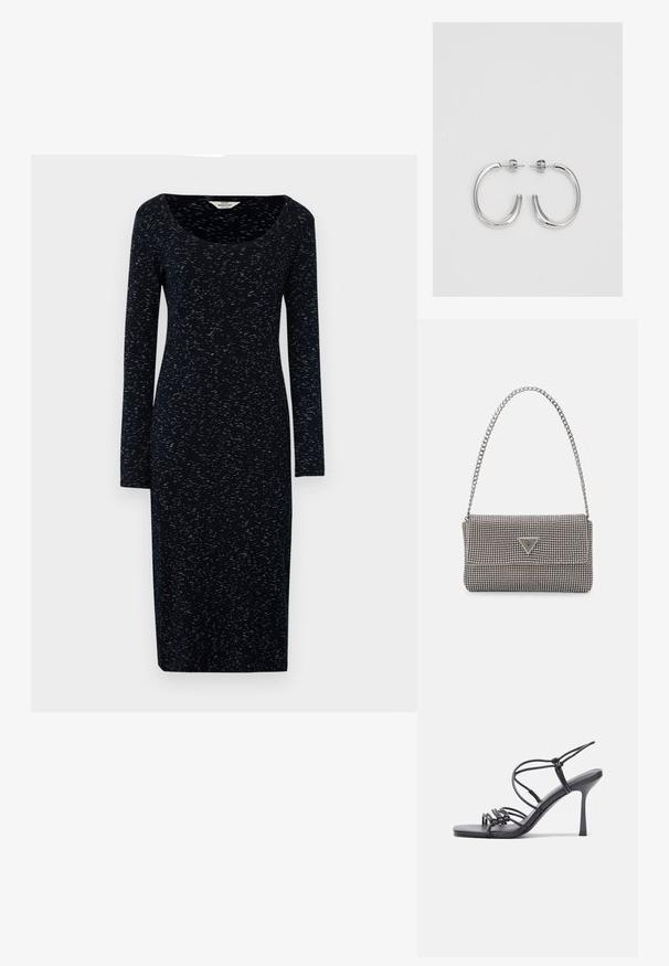 Abito a maniche lunghe di colore blu navy con scollo a barca, realizzato in un tessuto morbido con una leggera trama a macchie di tonalità blu più chiare.; Sandali neri con tacco alto presentano sottili cinturini con design annodato, una punta quadrata liscia e un elegante tacco a spillo.; Borsa a mano metallica grigia chiara con tracolla a catena, impreziosita da piccoli chiodi metallici circolari e da un logo triangolare del marchio.; Orecchini a cerchio in argento con superficie liscia e lucida, caratterizzati da una forma curva e chiusura a perno. Design minimalista con finitura moderna.