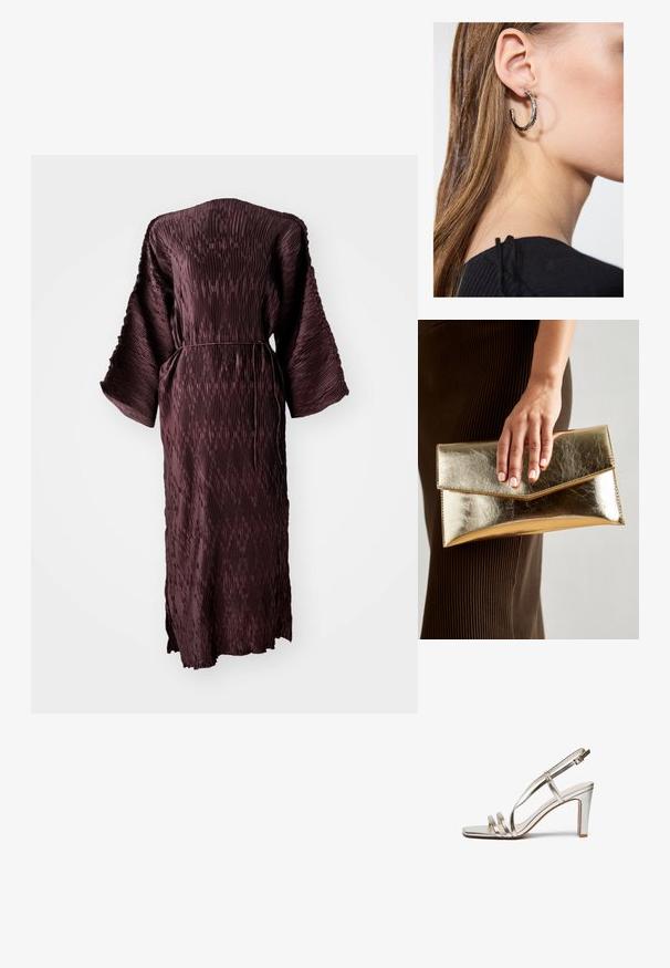 Sukienka z długim rękawem, o fakturowanym ciemno burgundowym kolorze, z szerokimi rękawami i cienkim paskiem w talii, wyeksponowana na białym tle.; Srebrne metaliczne sandały na wysokim obcasie z odkrytymi palcami, z trzema cienkimi paskami na stopie i paskiem na kostkę z klamrą.; Złota metaliczna kopertówka o gładkiej teksturze, z trójkątnym zapięciem na klapkę. Ręka trzymająca torbę ma starannie wypielęgnowane paznokcie.; Srebrny kolczyk w kształcie koła z polerowanym wykończeniem, z małymi złotymi akcentami, noszony na płatku ucha.