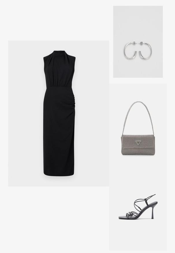 Czarna sukienka bez rękawów z wysokim kołnierzem, marszczonym w pasie i marszczeniem po bokach; wykonana z gładkiego materiału o długości do podłogi.; Czarne sandały na wysokim obcasie mają cienkie paski z węzłowym wzorem, gładki, kwadratowy czubek i smukły obcas w stylu szpilki.; Jasnoszara metaliczna torebka na łańcuszku, ozdobiona małymi okrągłymi metalowymi ćwiekami oraz trójkątnym logo marki.; Srebrne kolczyki na biglu o gładkim, błyszczącym wykończeniu. O zaokrąglonym kształcie, lekkim designie, z zamknięciem na zatrzask.